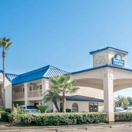 Days Inn & Suites by Wyndham Winnie,位于温尼的酒店