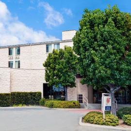 Days Inn & Suites by Wyndham Fullerton，位于福乐顿市的酒店