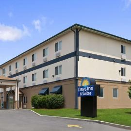 Days Inn & Suites by Wyndham Romeoville，位于罗密欧维尔的酒店