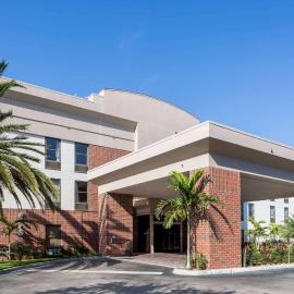 Days Inn & Suites by Wyndham Fort Myers Near JetBlue Park,位于Gateway的酒店