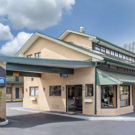 Days Inn by Wyndham Woodbury Long Island，位于伍德伯里的酒店