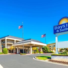 Days Inn & Suites by Wyndham Albuquerque North，位于阿尔伯克基的酒店