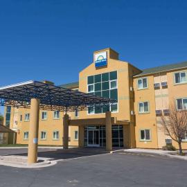 Days Inn by Wyndham Vernal，位于弗纳尔的酒店