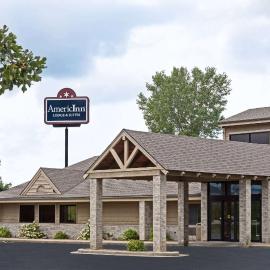 AmericInn by Wyndham Tomah，位于托马的酒店