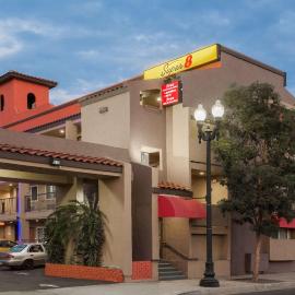 Super 8 by Wyndham El Cajon San Diego，位于埃尔卡洪的酒店