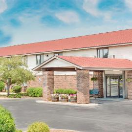 Super 8 by Wyndham Green Bay Near Stadium，位于绿湾的酒店