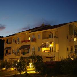 Hotel Zlatni Lav，位于马丁斯契卡的酒店