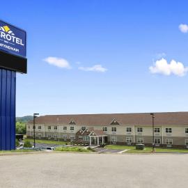 Microtel Inn & Suites By Wyndham Mineral Wells/Parkersburg,位于Mineralwells的酒店