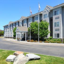 Microtel Inn & Suites by Wyndham Bloomington MSP Airport，位于布卢明顿的酒店