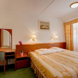 Hotel Zajazd Piastowski，位于卡齐米日-多尔尼的酒店