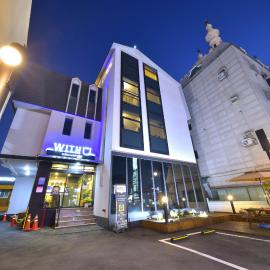 With U Hotel & Guesthouse，位于束草市的酒店