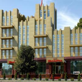 Manhattan Hotel & Restaurant，位于基希讷乌的酒店