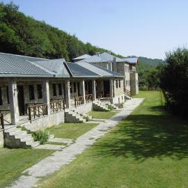 Manis Hotel，位于尼姆法奥的酒店