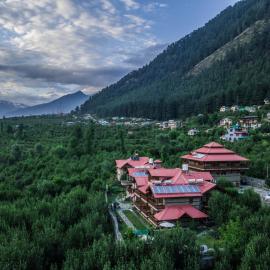ShivAdya Boutique Stay Near Manali Quiet Naggar Side Retreat，位于马拉里的酒店