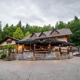 Guest House Frata，位于Dvor的酒店