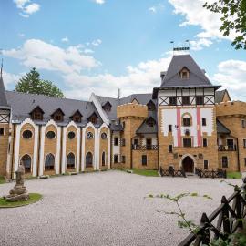 Zámek Lužec Spa & Wellness Resort，位于卡罗维发利的酒店