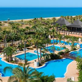 Puerto Antilla Grand Hotel，位于伊斯兰蒂拉的酒店