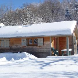 8 Chalets des Lodges du Hérisson avec poêle à bois，位于Bonlieu的酒店