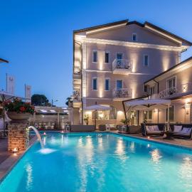 Hotel Luna,位于马里纳迪马萨的酒店