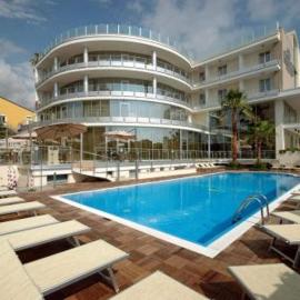Mediterraneo Palace Hotel，位于阿曼泰阿的酒店