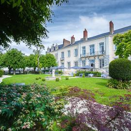 Hôtel 4 étoiles - Restaurants & Spa Périer Du Bignon,位于拉瓦勒的酒店