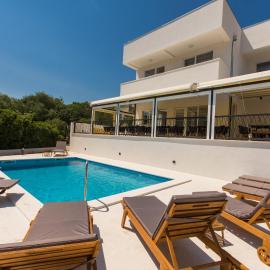 Luxury Villa Magico，位于斯拉汀的酒店