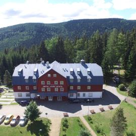 Hotel Lesní Chata，位于科热诺夫的酒店