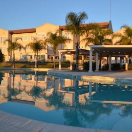 Howard Johnson Resort Spa & Convention Center，位于梅洛的酒店