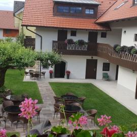 Resort Vidmar near Bled - rooms Vidmar，位于勒什的酒店