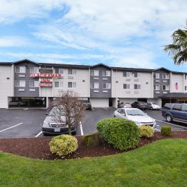 Clackamas Inn and Suites，位于克拉克马斯的酒店