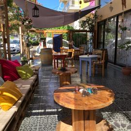Rhodes Backpackers Boutique Hostel and Apartments，位于罗德镇的酒店