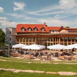 Hotel Brunnenhaus Schloss Landau,位于巴特阿罗尔森的酒店