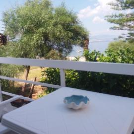 Per Mare beachfront studio，位于劳特拉奥雷亚斯埃利尼斯的酒店