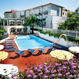 Hotel Riviera 3 Stelle con piscina estiva gratuita e garage a pagamento，位于斯波托尔诺的酒店