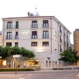 Hotel Puerta Ciudad Rodrigo，位于罗德里戈城的酒店
