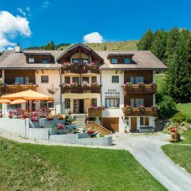 Hotel Gravas Lodge - Das Hotel für Gäste mit Hund，位于Vella的酒店