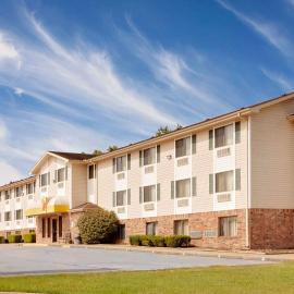 Super 8 by Wyndham Fayetteville，位于费耶特维尔的酒店