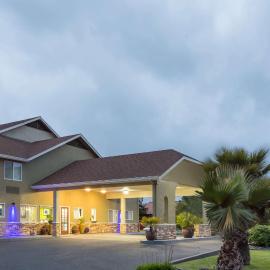 Super 8 by Wyndham Fortuna，位于福图纳的酒店