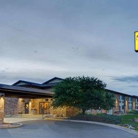 Super 8 by Wyndham Fort Collins，位于柯林斯堡的酒店