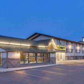 Super 8 by Wyndham Mitchell，位于米切尔的酒店