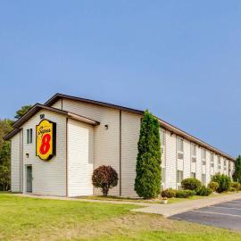 Super 8 by Wyndham Grayling，位于格雷灵的酒店