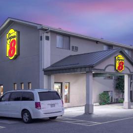 Super 8 by Wyndham Willmar，位于Willmar的酒店