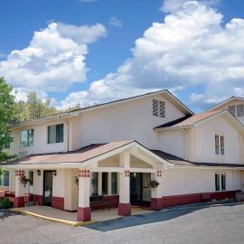 Super 8 by Wyndham Newburgh/West Point Stewart Intl Airport，位于纽堡的酒店