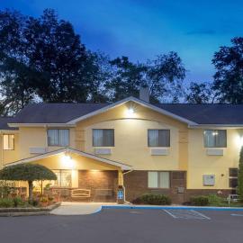 Super 8 by Wyndham Radford VA,位于拉德福的酒店