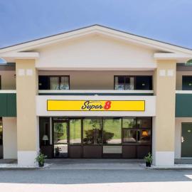 Super 8 by Wyndham White River Junction,位于白河交界处的酒店