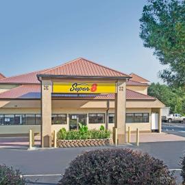Super 8 by Wyndham Suwanee，位于苏万尼的酒店