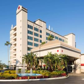 Ramada by Wyndham Kissimmee Gateway - Free Theme Park Shuttle，位于奥兰多的酒店