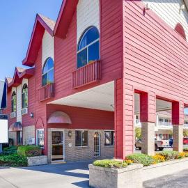 Super 8 Beachfront by Wyndham Mackinaw City, MI，位于麦基诺城的酒店