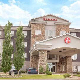 Ramada by Wyndham Camrose，位于卡姆罗斯的酒店