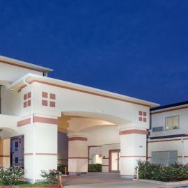 Super 8 by Wyndham Brenham TX，位于布伦纳姆的酒店